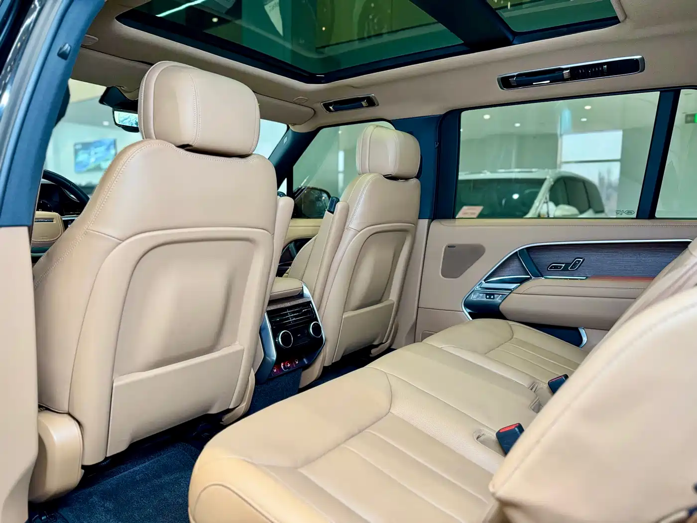 Land Rover Range Rover 2024 3.0 L6 400PS Golden Age Extended 7-Seater фото 13