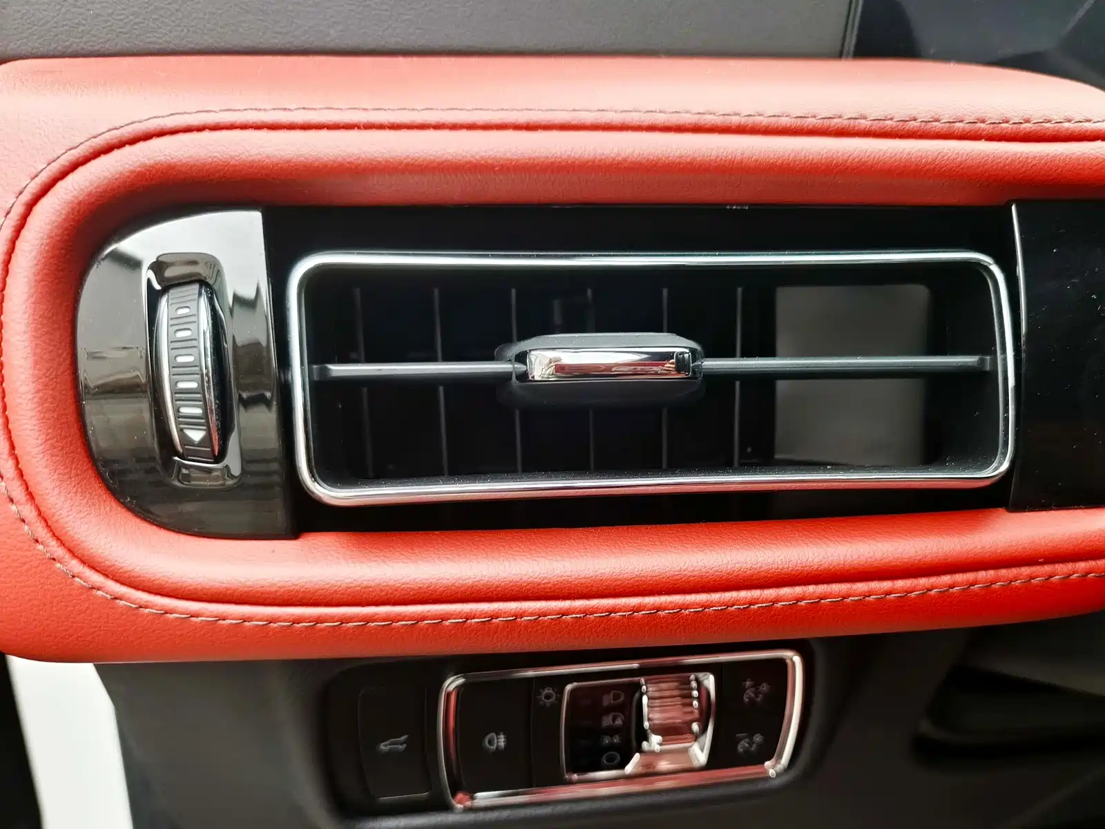 Фото 14 - Lincoln Aviator