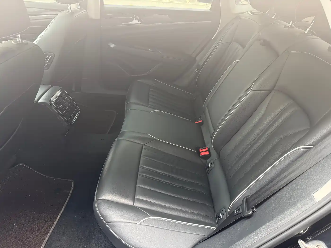 Volkswagen Passat 2022 330TSI Starlight Elite Edition фото 9