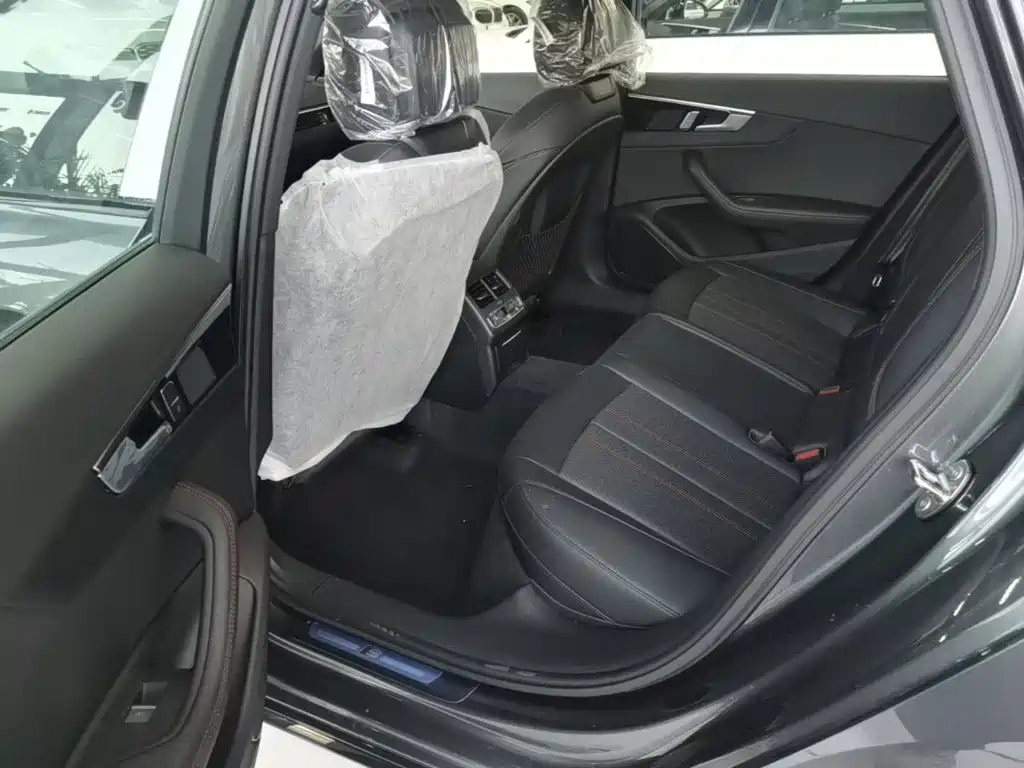 Фото 17 - Audi A4L