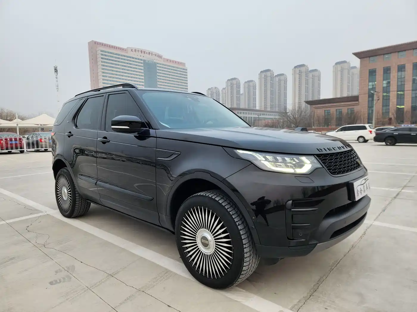 Land Rover Discovery 2019 3.0 SC V6 SE фото 3