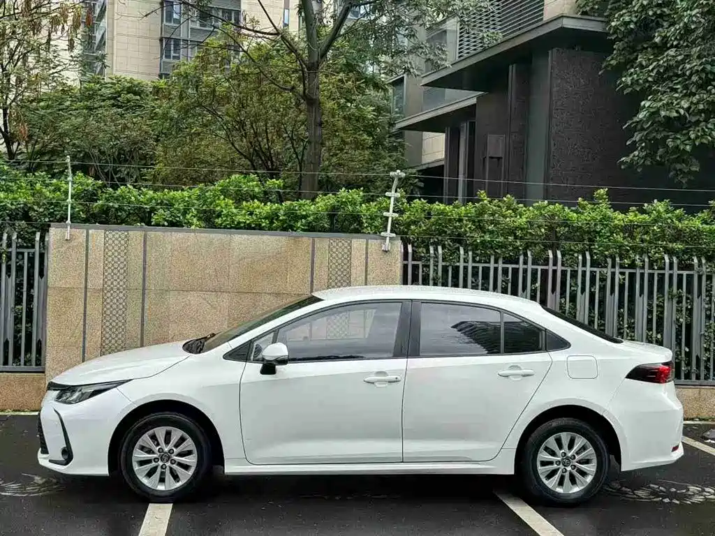 Toyota Corolla 2019 1.2T S-CVT GL Pioneer Edition фото 2