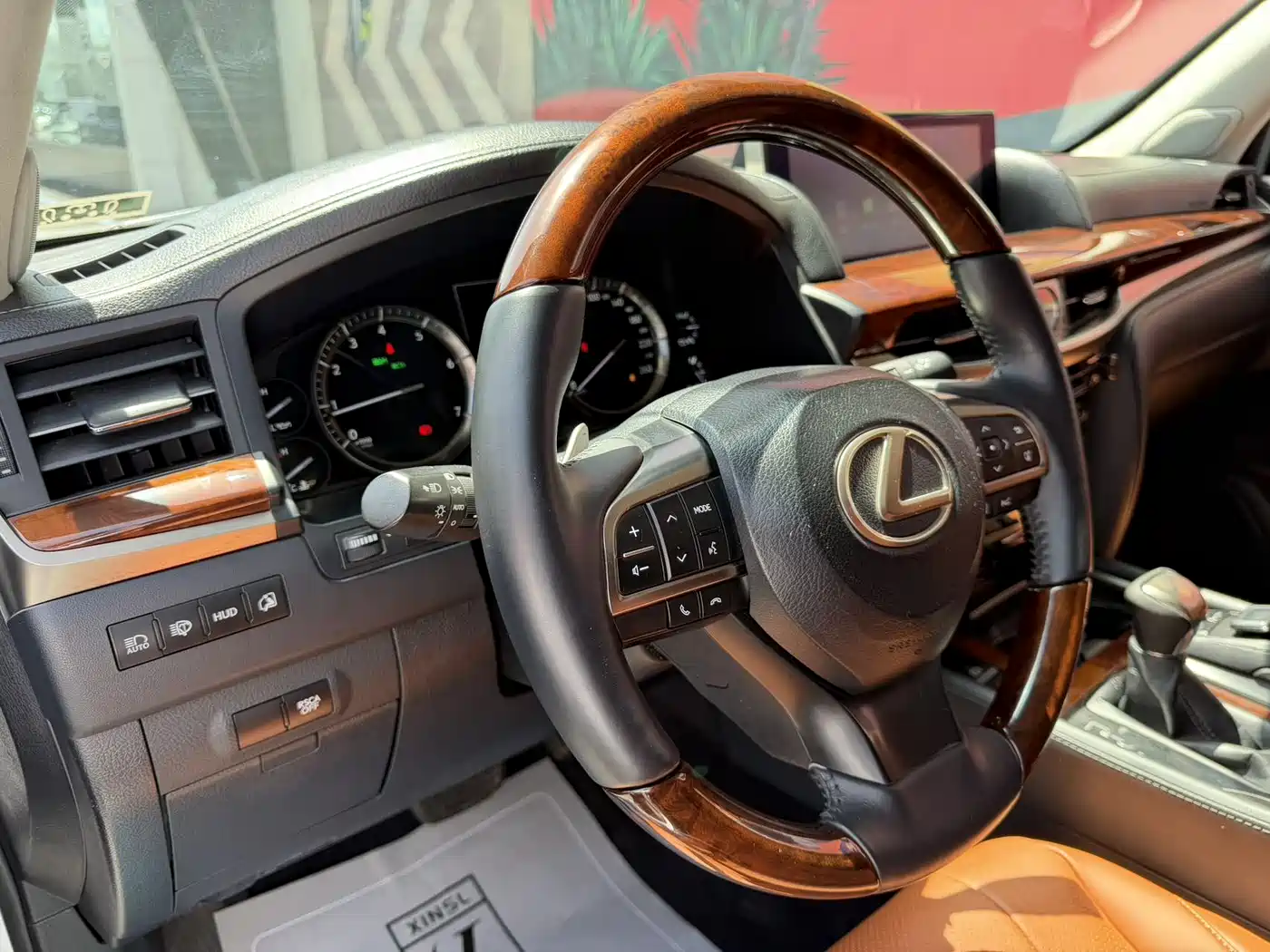 Lexus LX 2016 570 Luxury Premium Edition фото 7