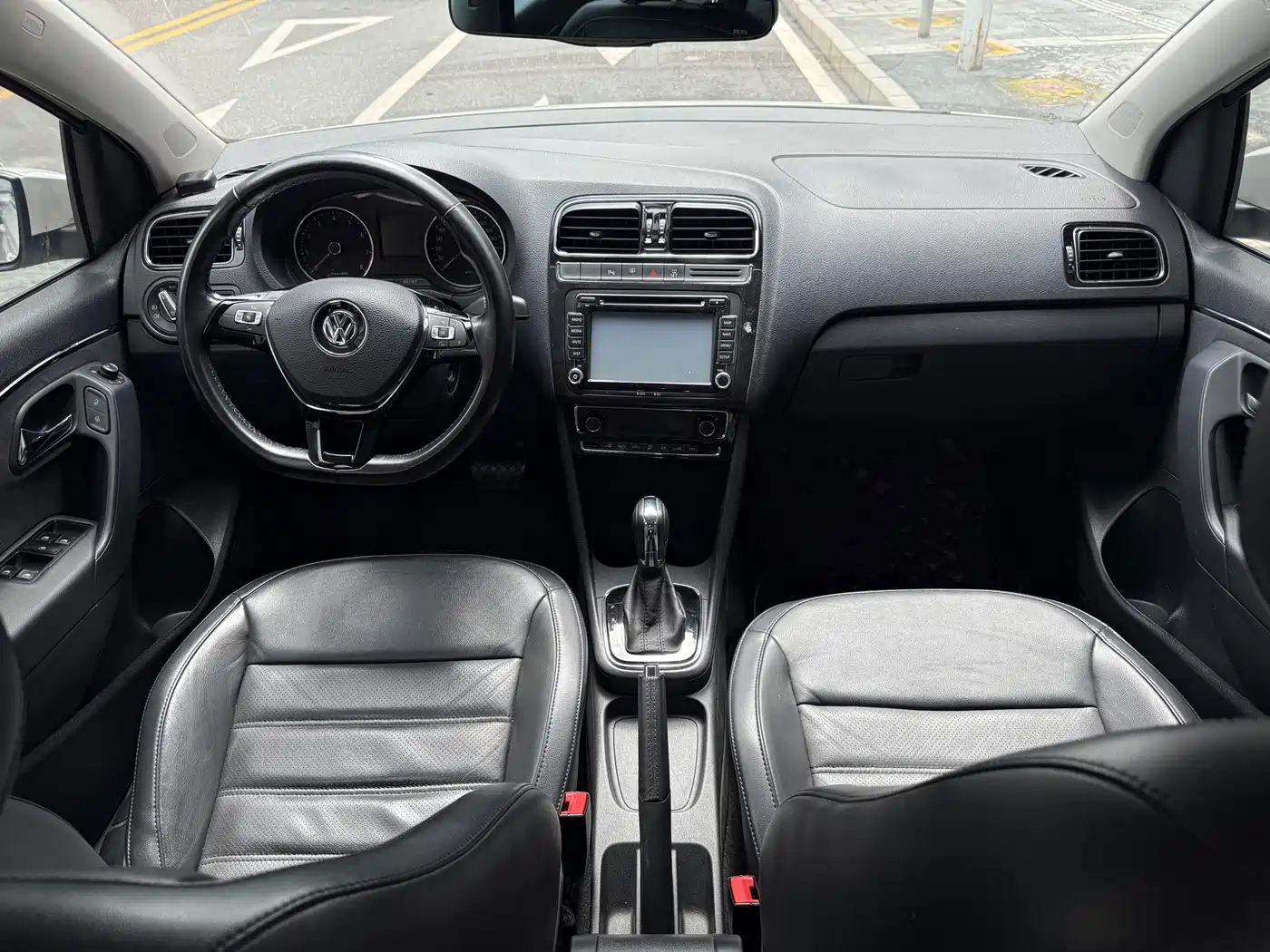 Volkswagen Polo 2014 1.6L Automatic Luxury Edition фото 14
