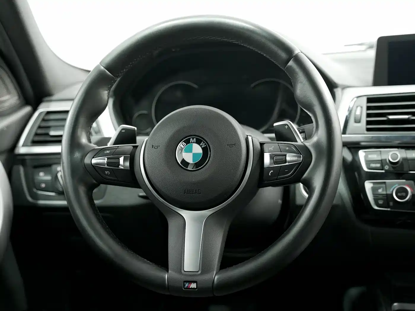 BMW 3 Series 2019 320i M Sport Black Night Edition фото 5