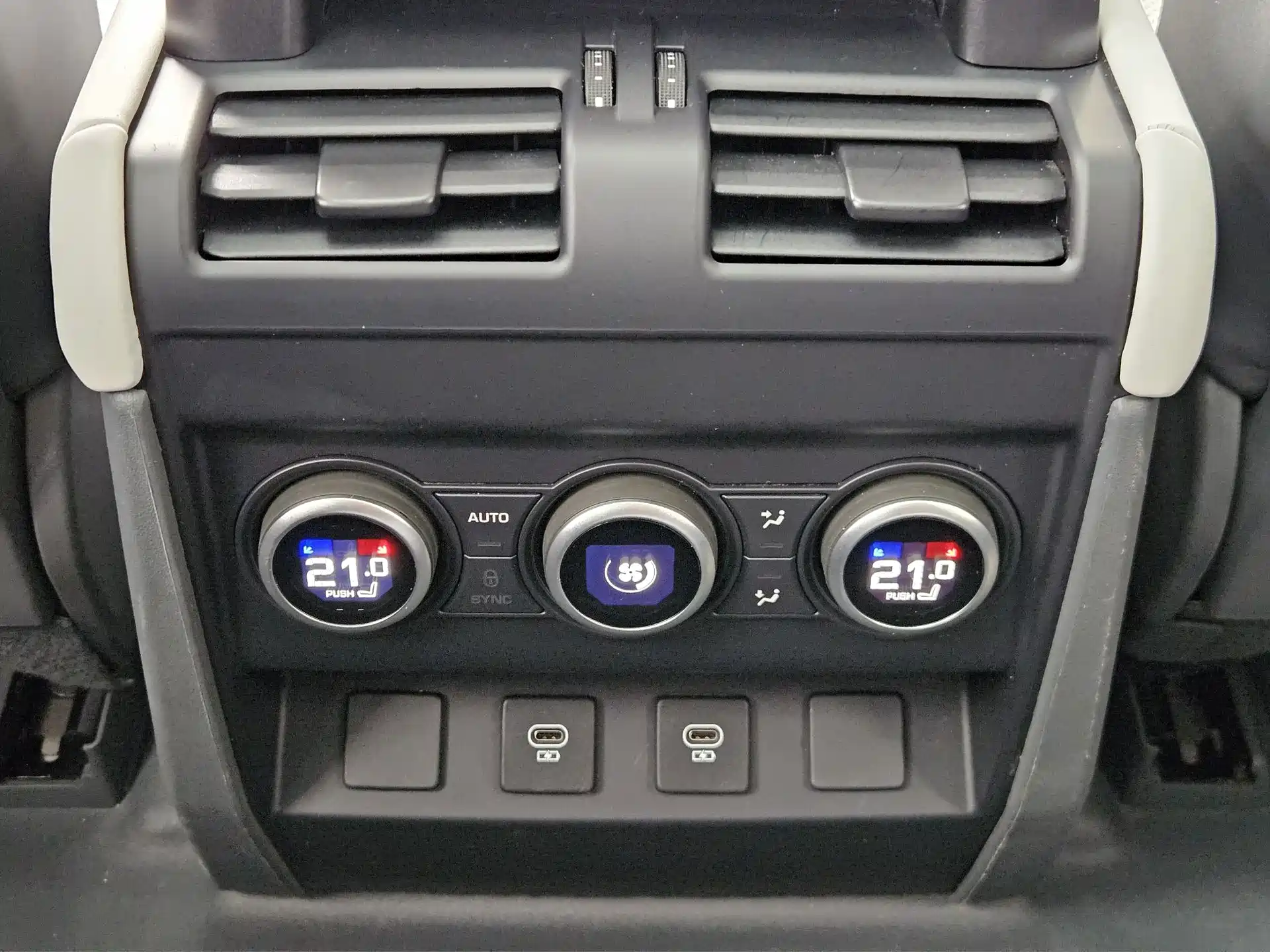 Photo 18 - Land Rover Defender