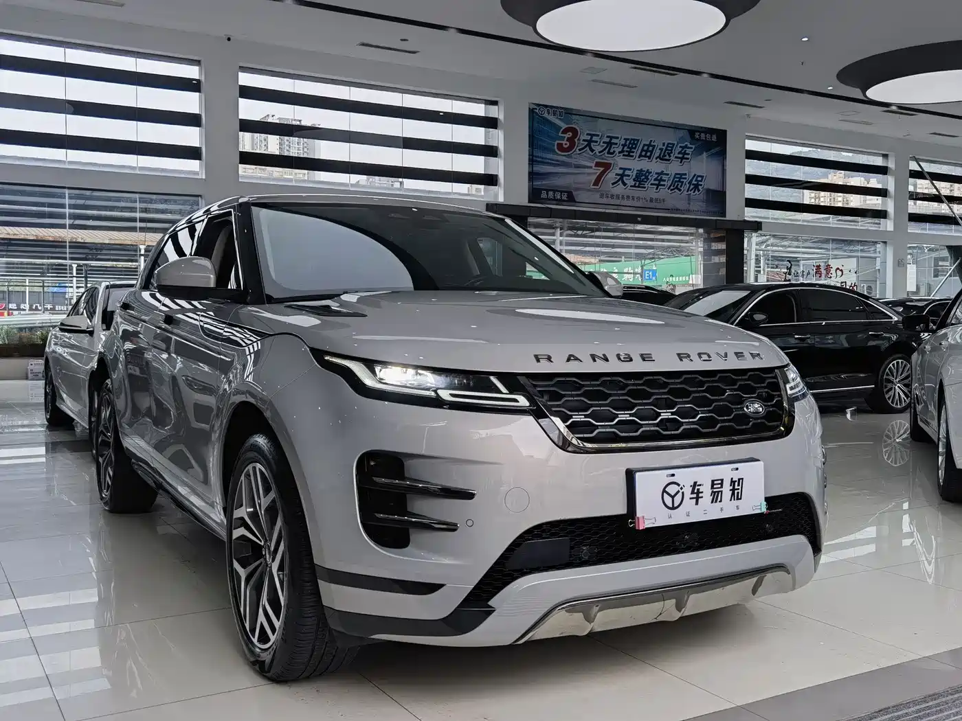 Land Rover Range Rover Evoque 2022 Range Rover Evoque L 249PS R-Dynamic Luxury Edition фото 3