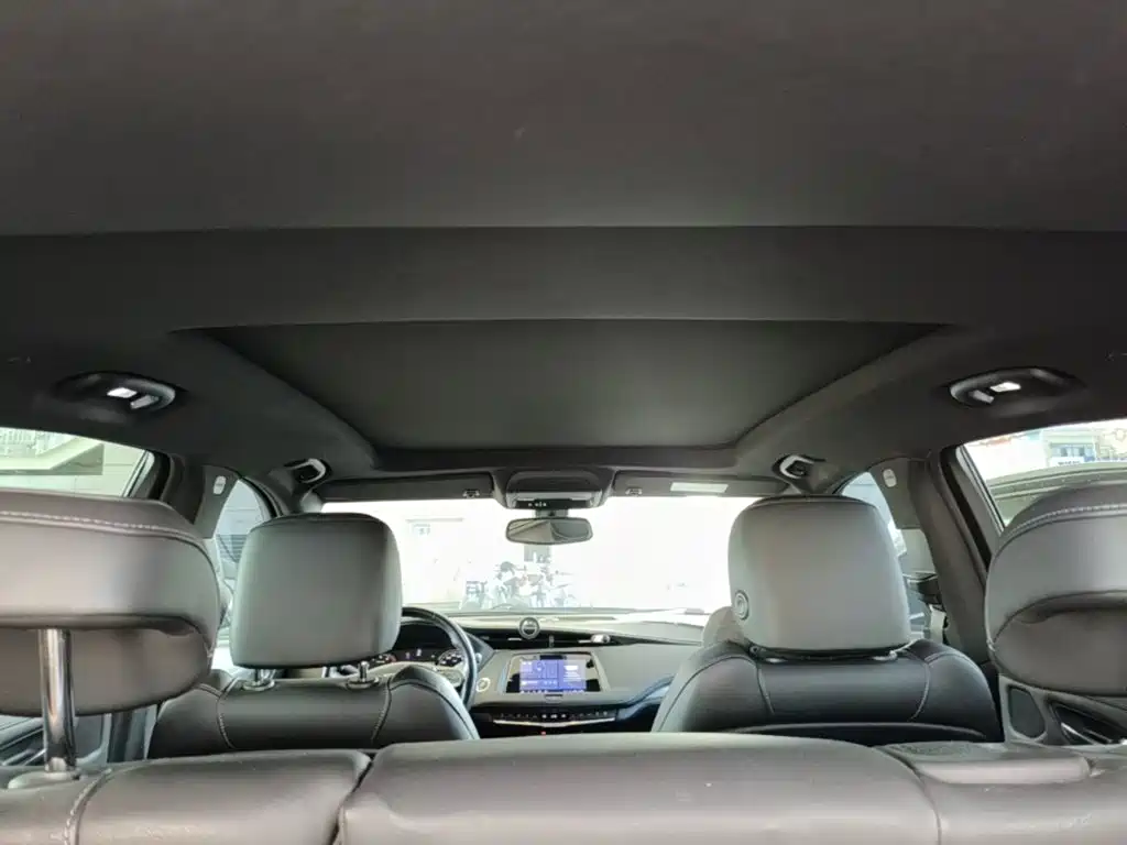 Фото 18 - Cadillac XT4