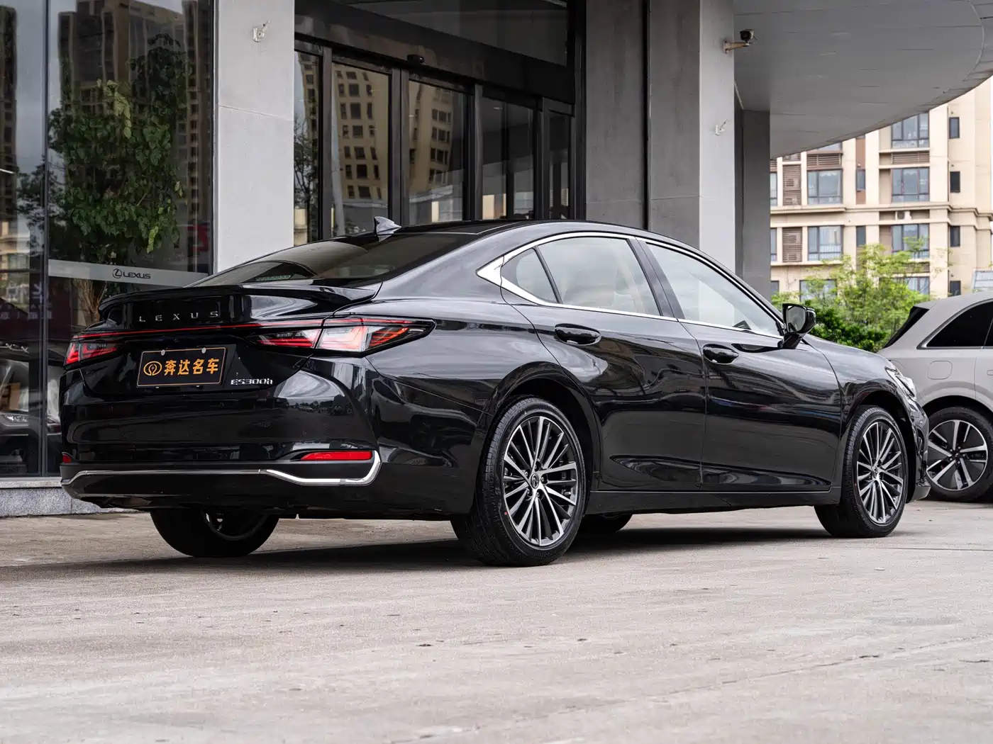 Lexus ES 2025 300h Ultimate Edition фото 3