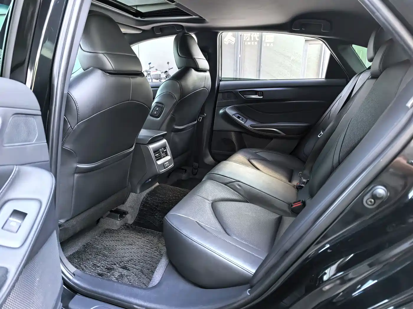 Toyota Avalon 2023 2.0L Premium Selection фото 9