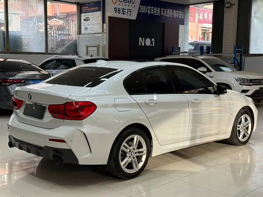 BMW 1 Series 2022 120i M Sport Shadow Edition фото 4