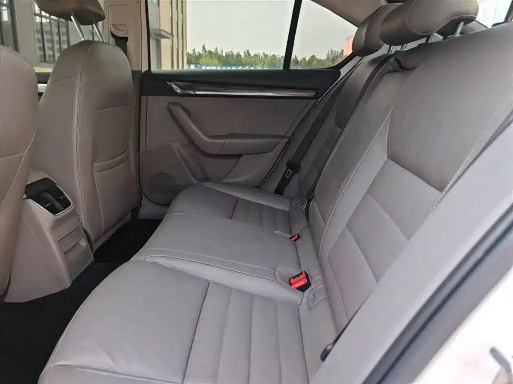 Škoda Octavia 2015 1.4TSI DSG Elegance Edition фото 17