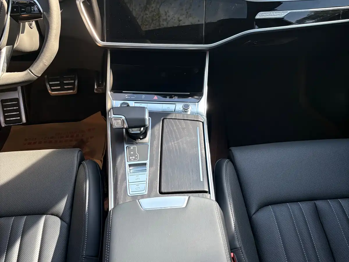 Фото 15 - Audi A6L
