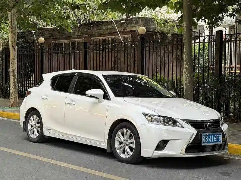 Фото 3 - Lexus CT