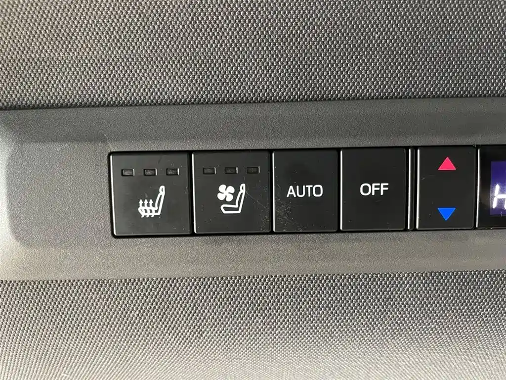 Toyota Sienna 2023 2.5L Hybrid Premium Edition фото 18
