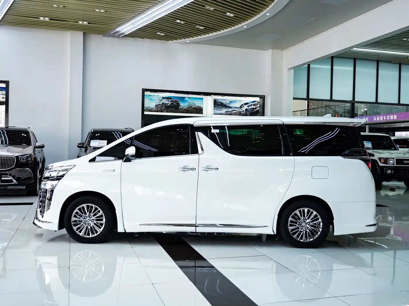 Toyota Vellfire 2020 Twin Engine 2.5L HV Premium Edition фото 3