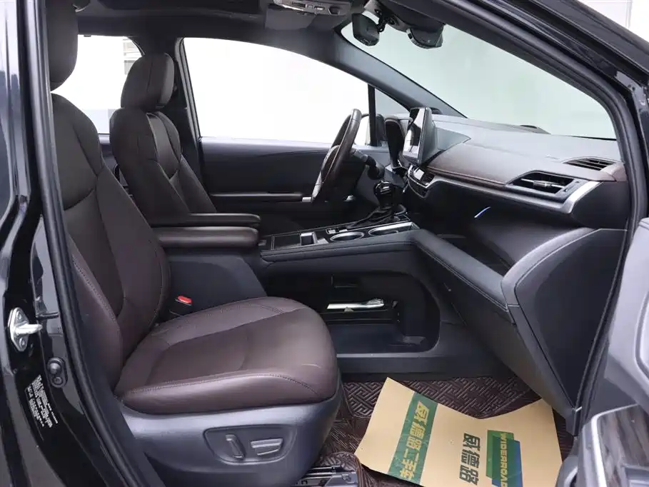 Toyota Sienna 2021 2.5L Hybrid Platinum Edition фото 15