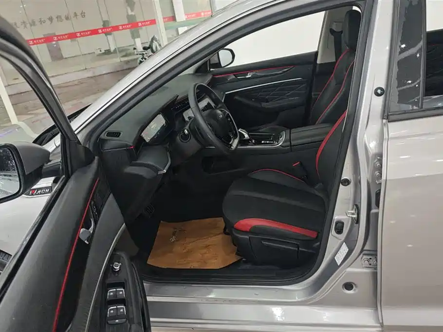 DONGFENG YI HYUN MAX