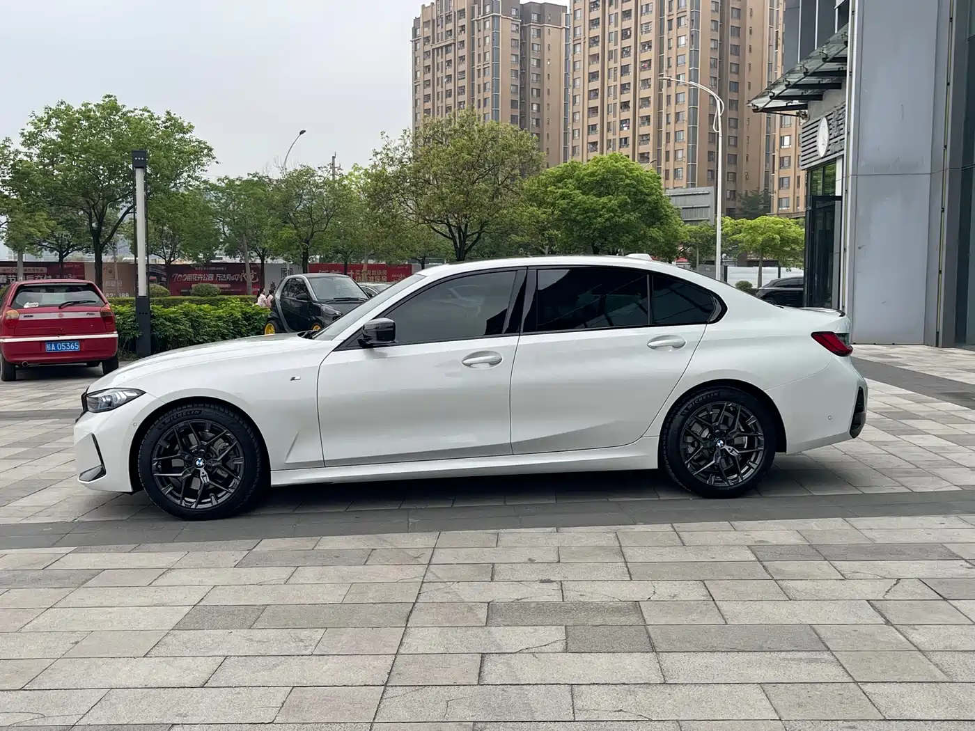 BMW 3 Series 2025 330Li Premium M Sport Night Edition фото 7