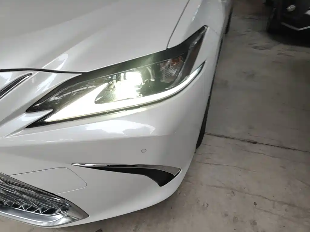 Фото 24 - Lexus ES