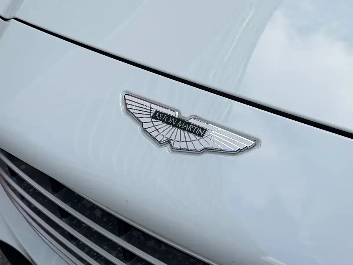 2025 Aston Martin DBX
