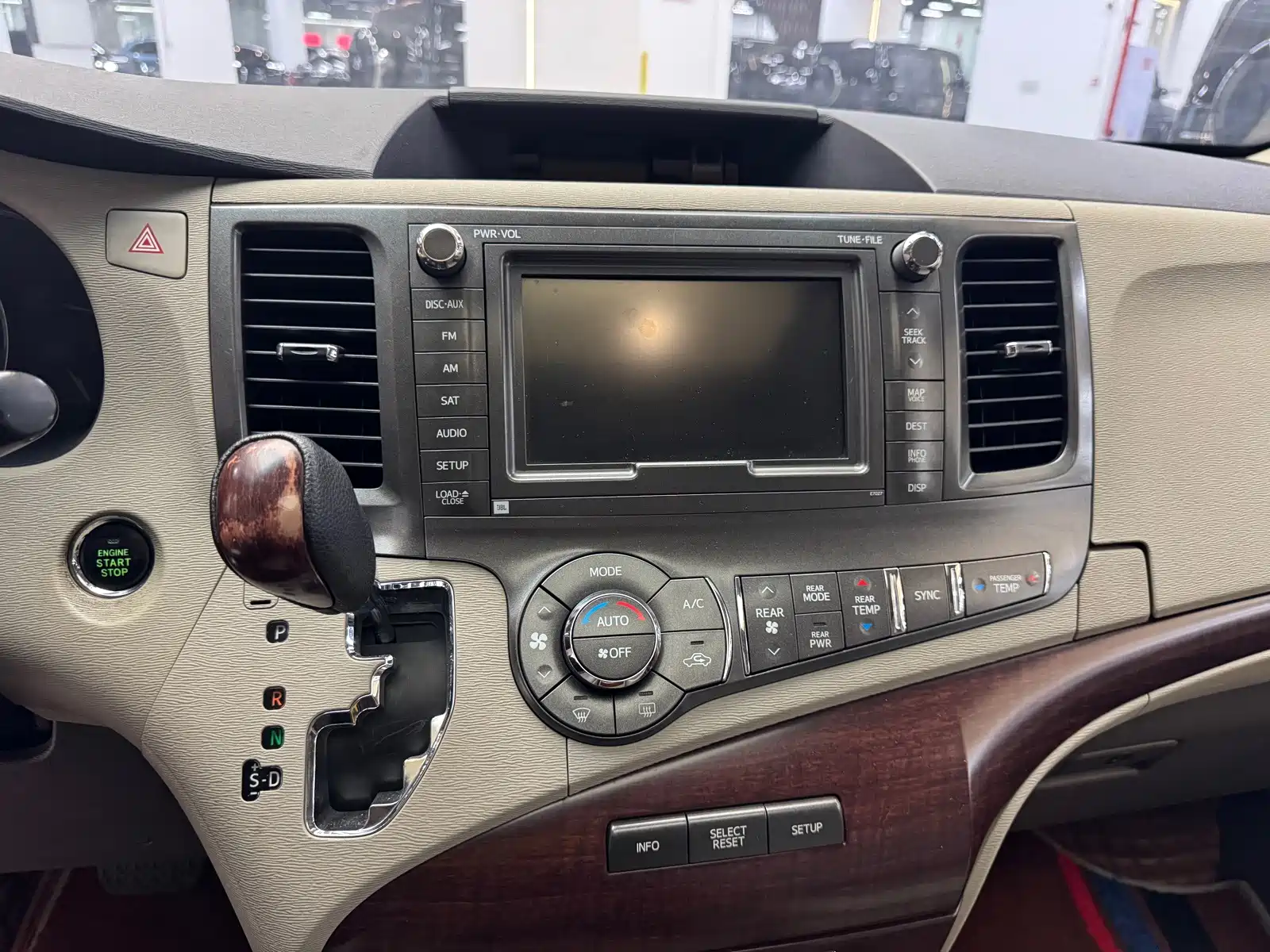 Фото 10 - Toyota Sienna