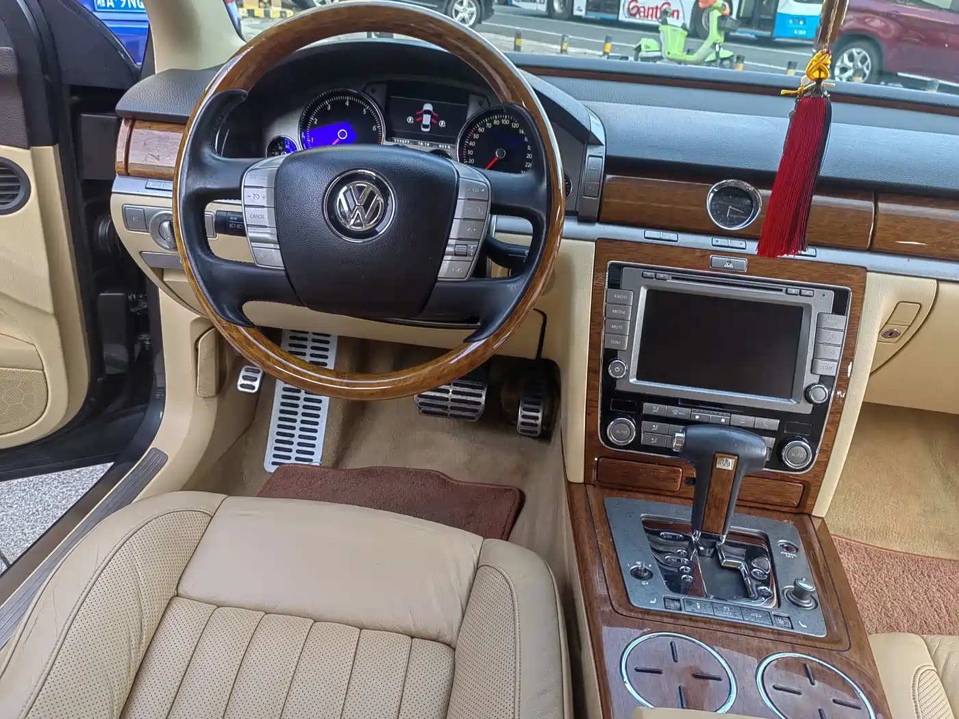 Volkswagen Phaeton 2011 3.6L V6 5-seat Extended Business Edition фото 15