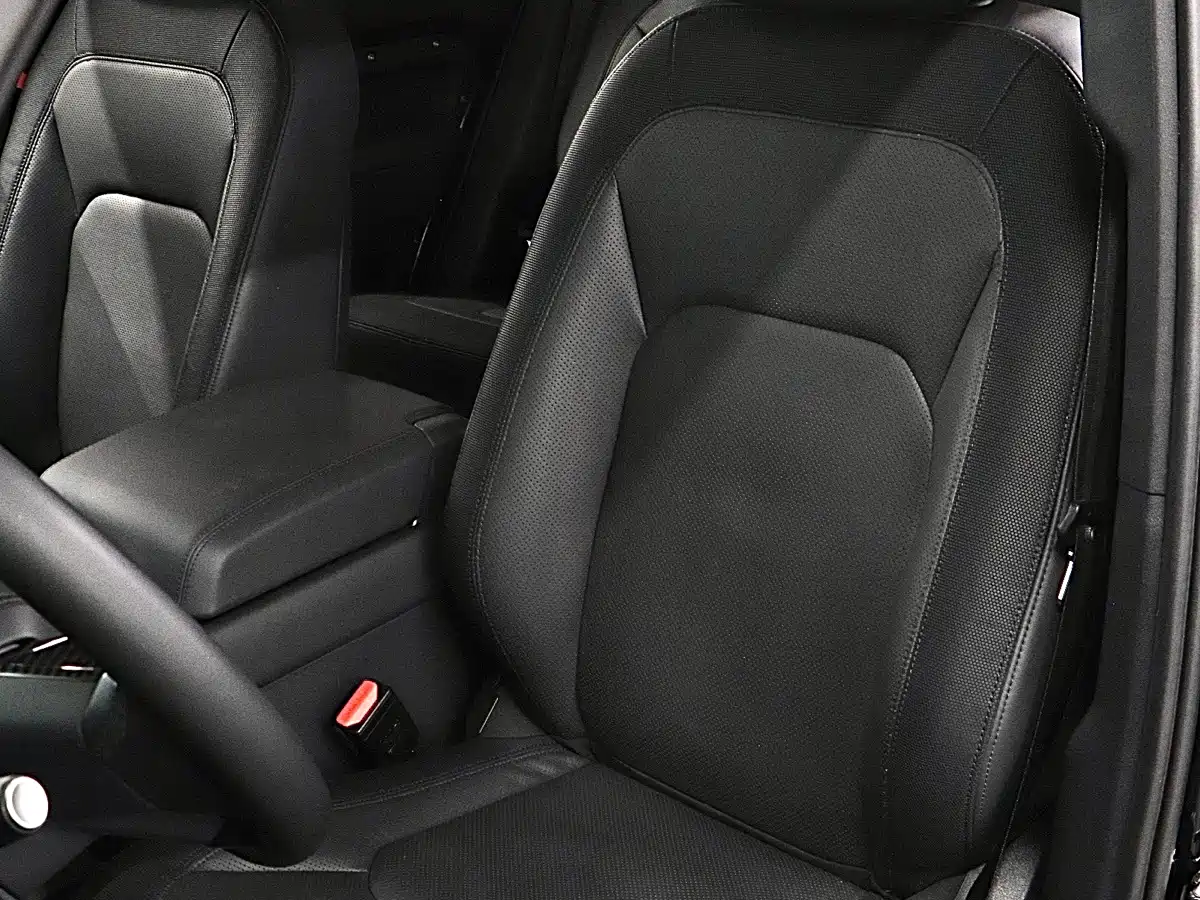 Photo 12 - Land Rover Defender