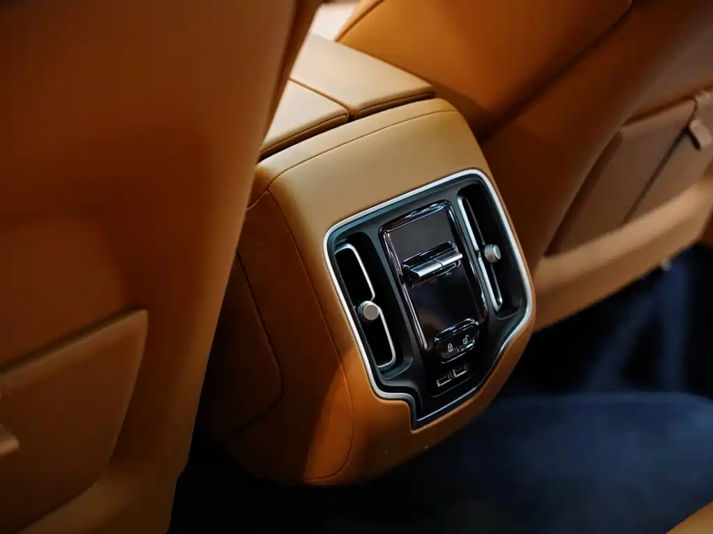 Photo 39 - Aston Martin DBX