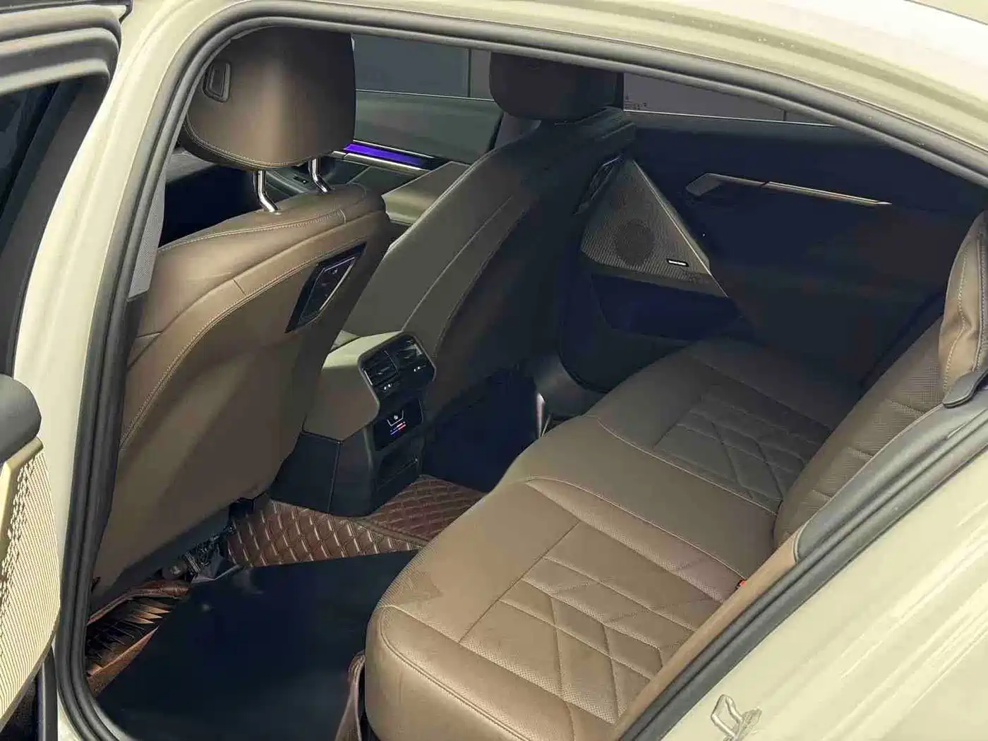 BMW 5 Series 2024 530Li Leading M Sport Package фото 4
