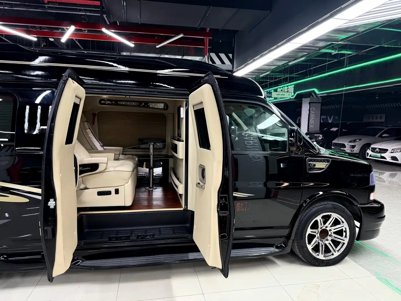 GMC Savana 2013 6.0L Luxury Privacy Screen 7-Seater фото 12