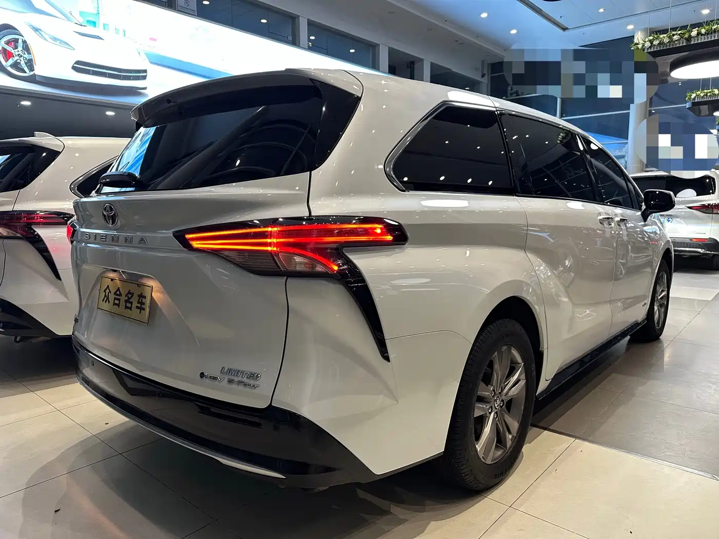 Toyota Sienna 2024 2.5L Hybrid 4WD Premium Edition фото 6
