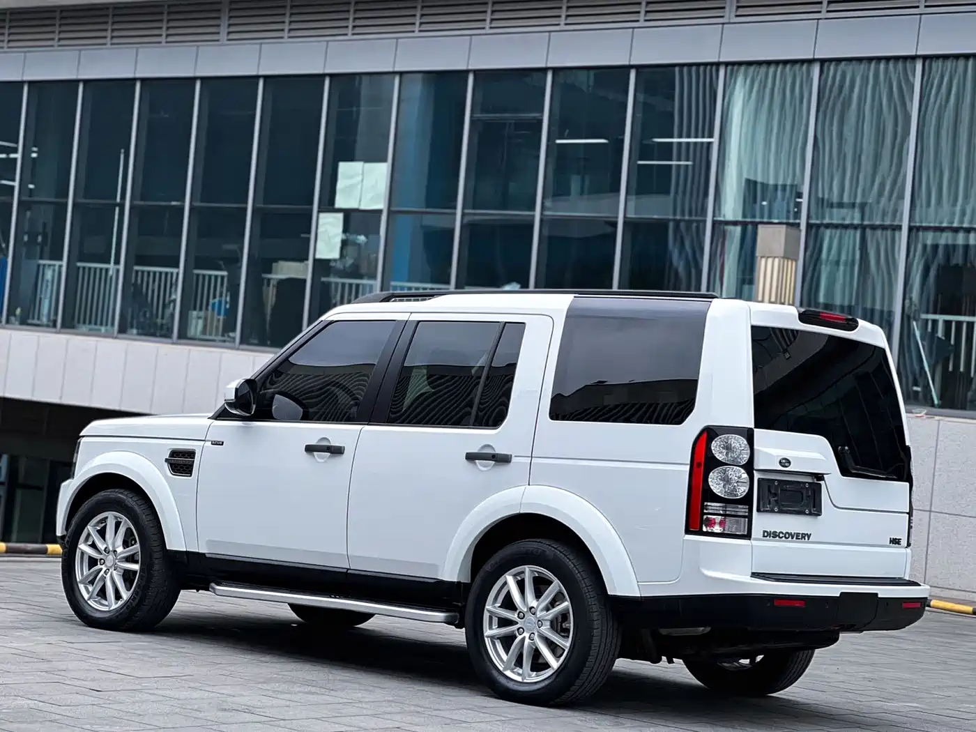 Land Rover Discovery 2016 3.0 SC Black Edition SE фото 3
