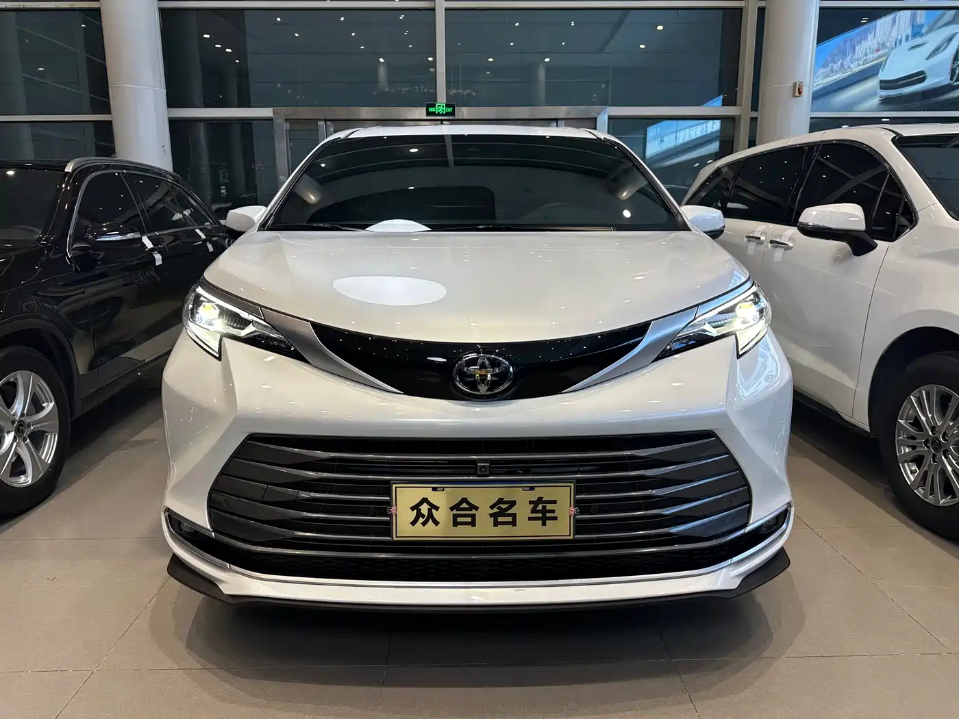 Toyota Sienna 2024 2.5L Hybrid 4WD Premium Edition фото 2