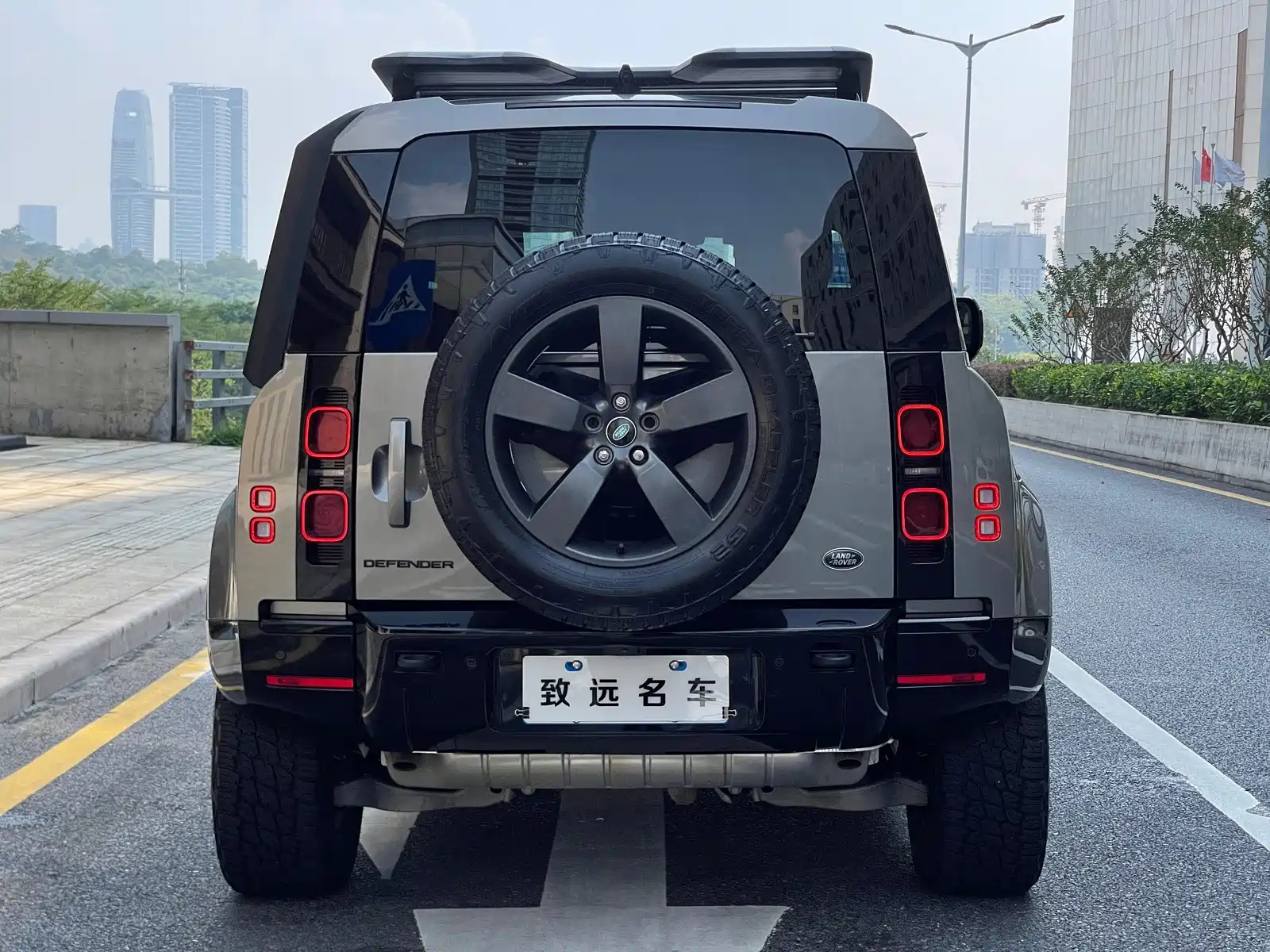 Photo 5 - Land Rover Defender
