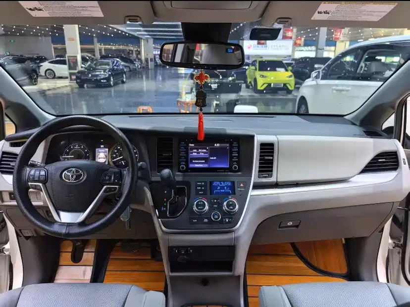 صورة 9 - Toyota Sienna