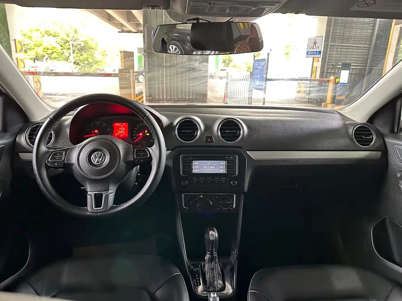 Volkswagen Jetta 2015 1.6L Automatic Luxury фото 6