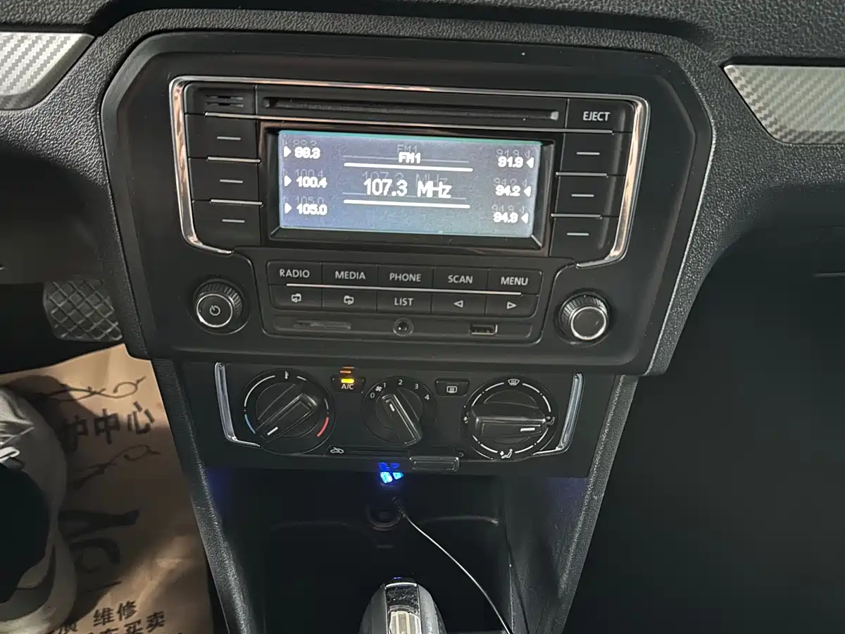 Volkswagen Jetta 2015 1.6L Automatic Luxury фото 8