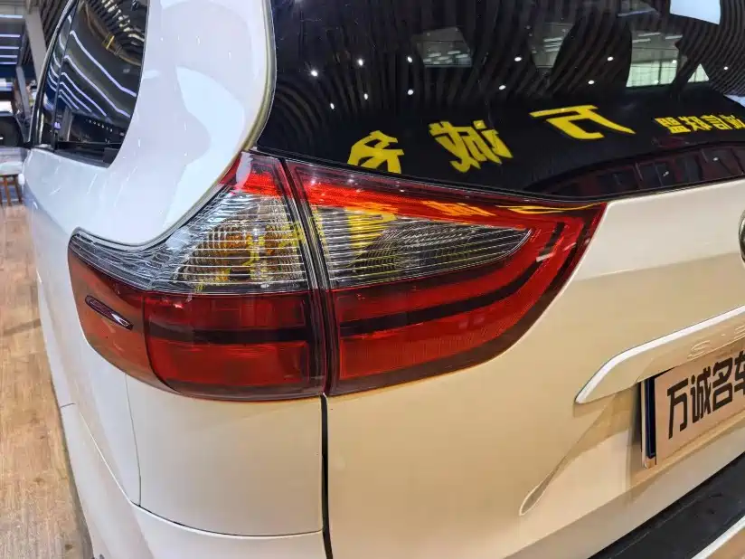 صورة 19 - Toyota Sienna