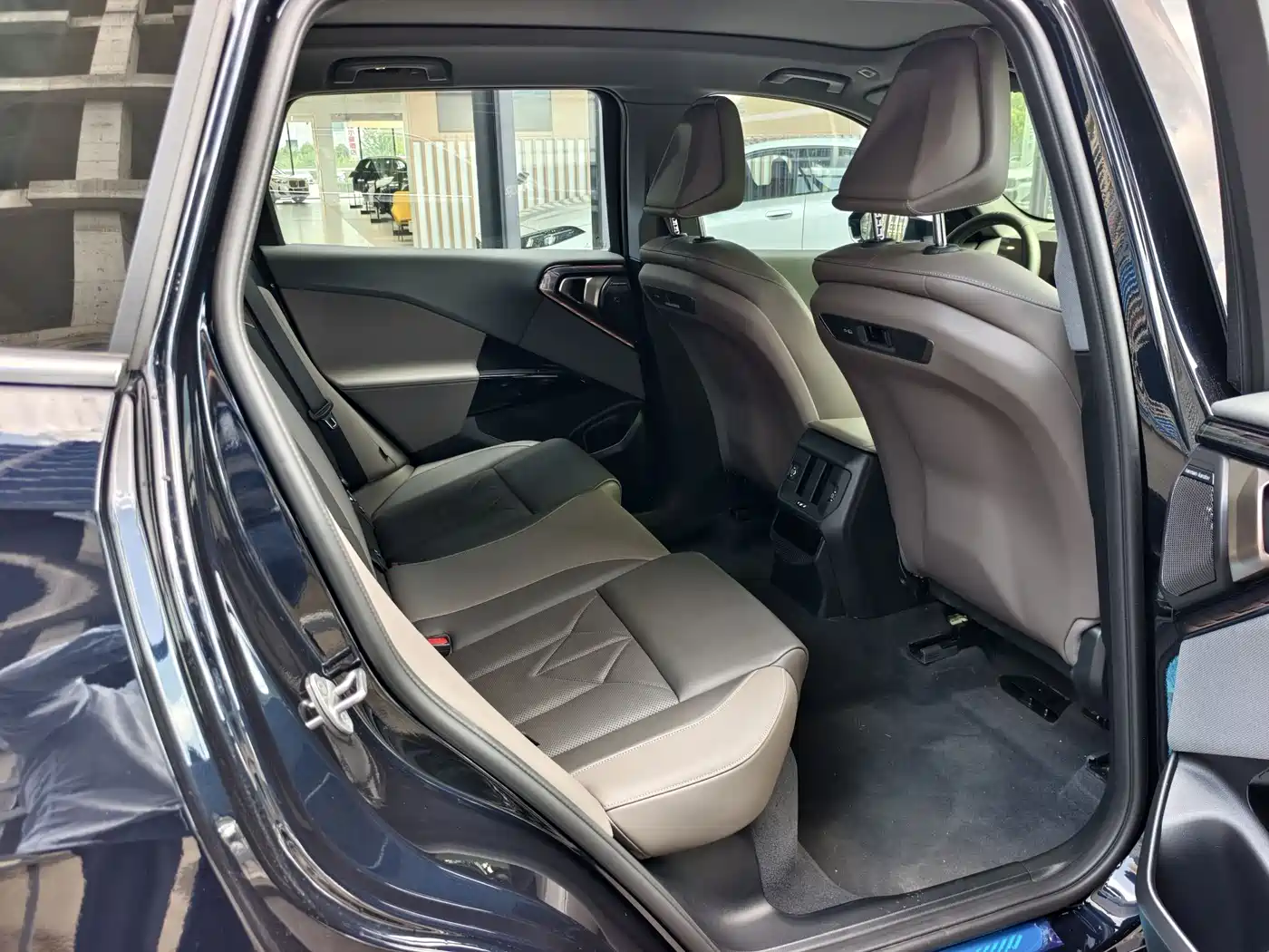 BMW X3 2025 xDrive30L Premium Model M Sport Black Package фото 6
