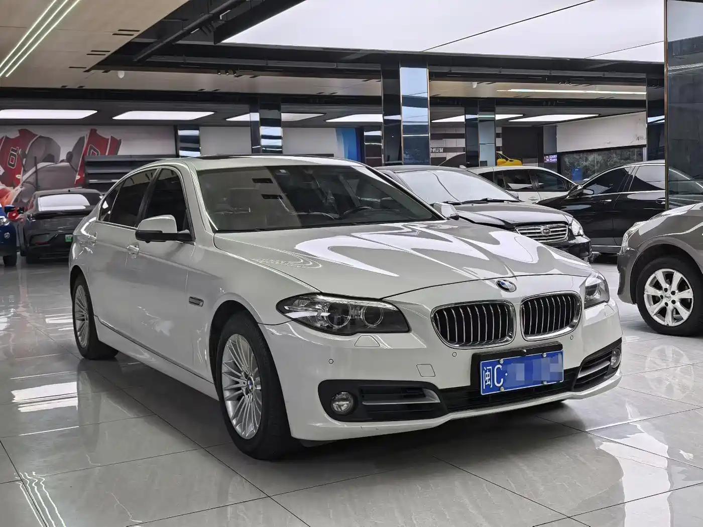 BMW 5 Series 2014 525Li Leading фото 3