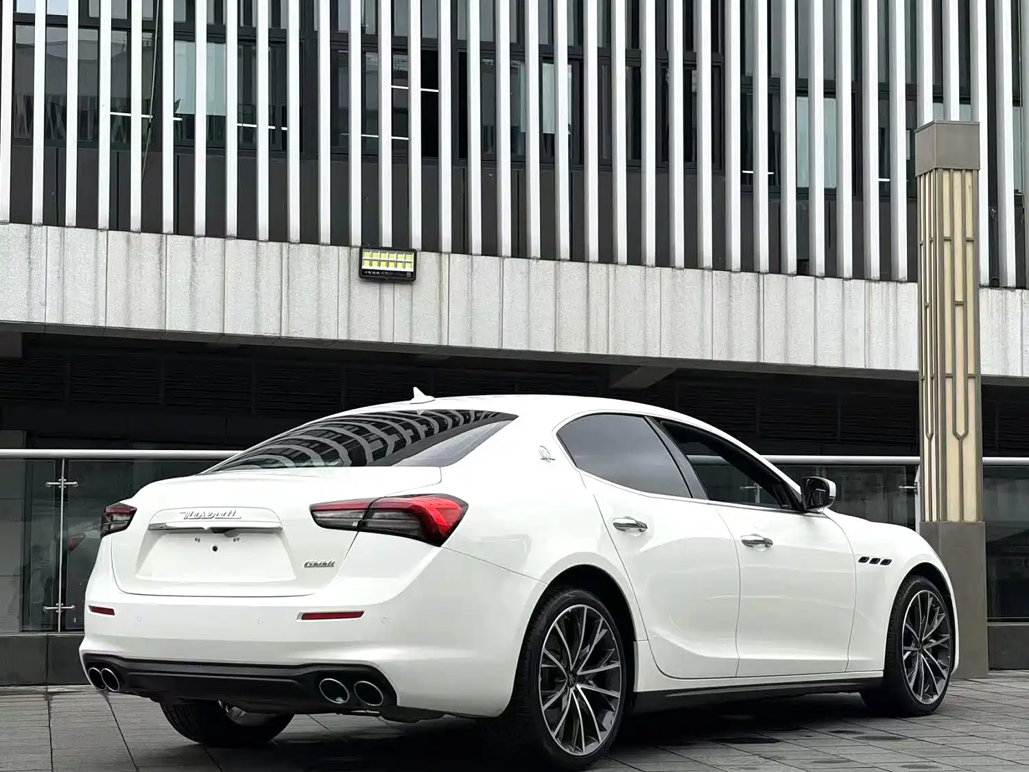 Photo 6 - Maserati Ghibli