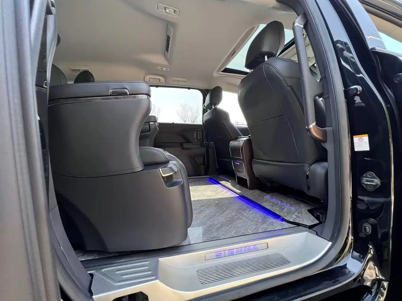 Toyota Sienna 2024 2.5L Hybrid Premium Edition фото 12