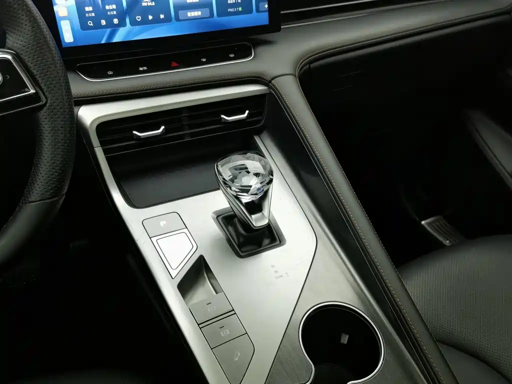 Фото 13 - Roewe RX5