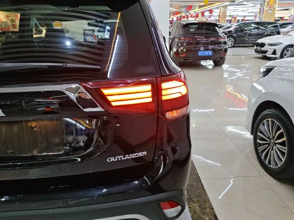 MITSUBISHI OUTLANDER