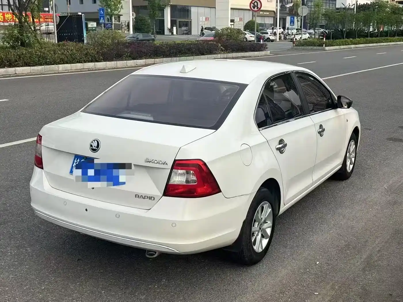Škoda Rapid 2015 1.4L Manual Joy Selection фото 4