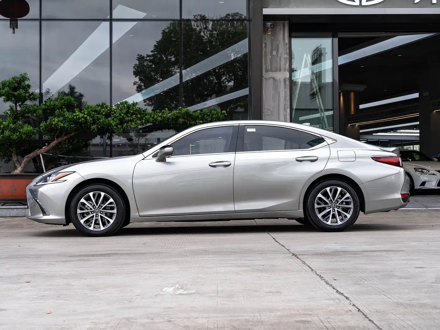 Lexus ES 2022 300h Excellence Edition фото 4