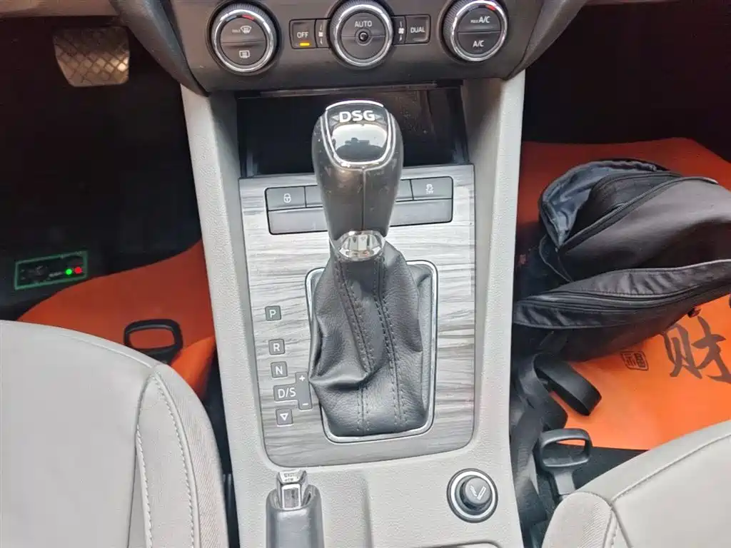 Škoda Octavia 2015 1.4TSI DSG Elegance Edition фото 14