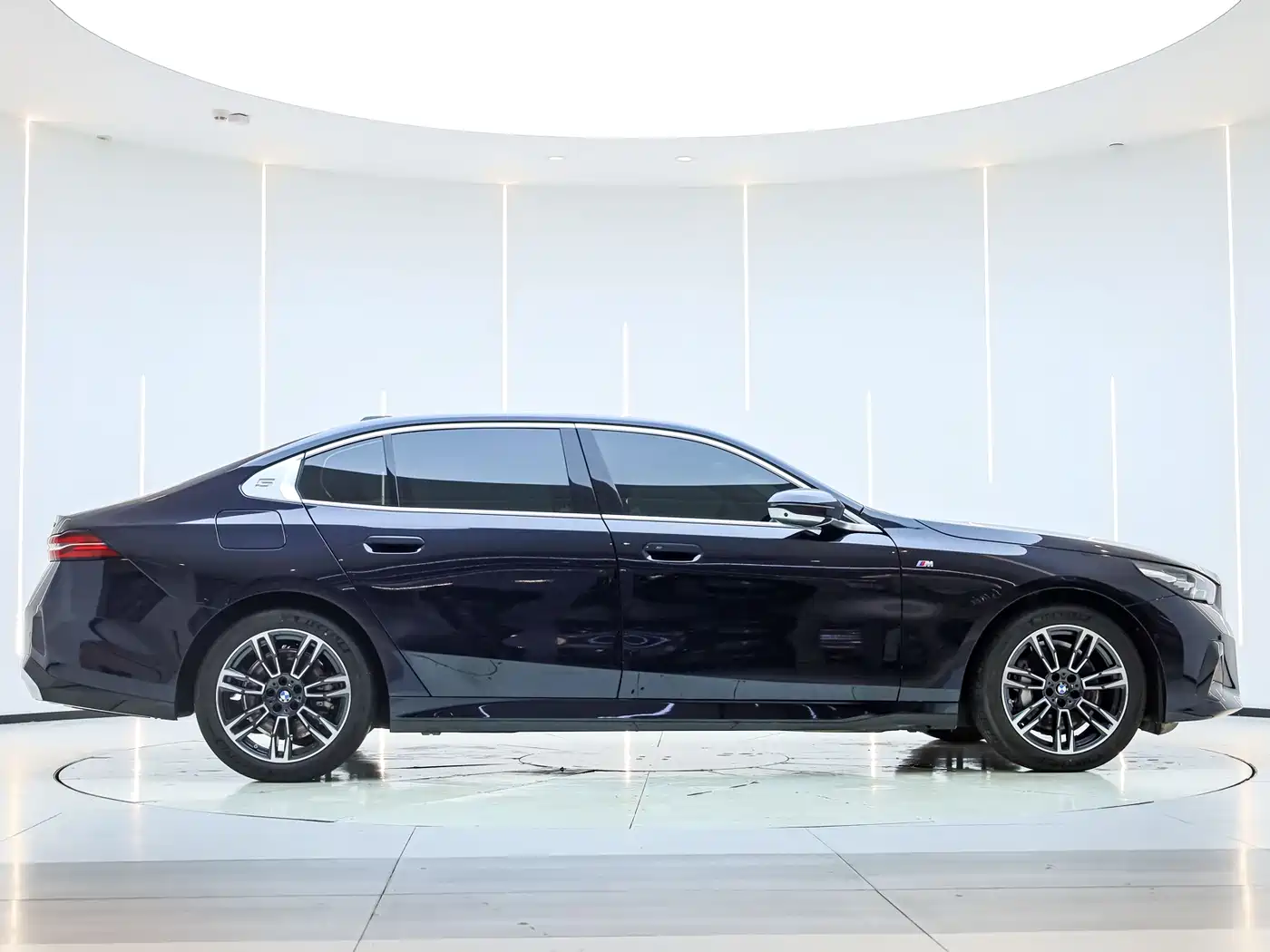 BMW 5 Series 2025 530Li Leading M Sport Package фото 7