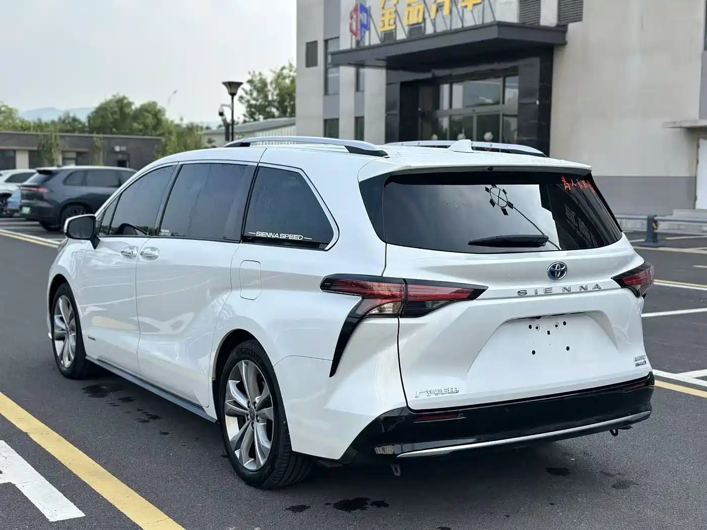Toyota Sienna 2023 2.5L Hybrid Premium Edition фото 7